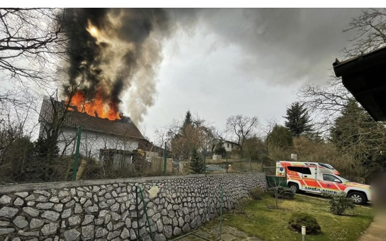 Sbírka na rekonstrukci po požáru domu mladého páru Petra a Viky