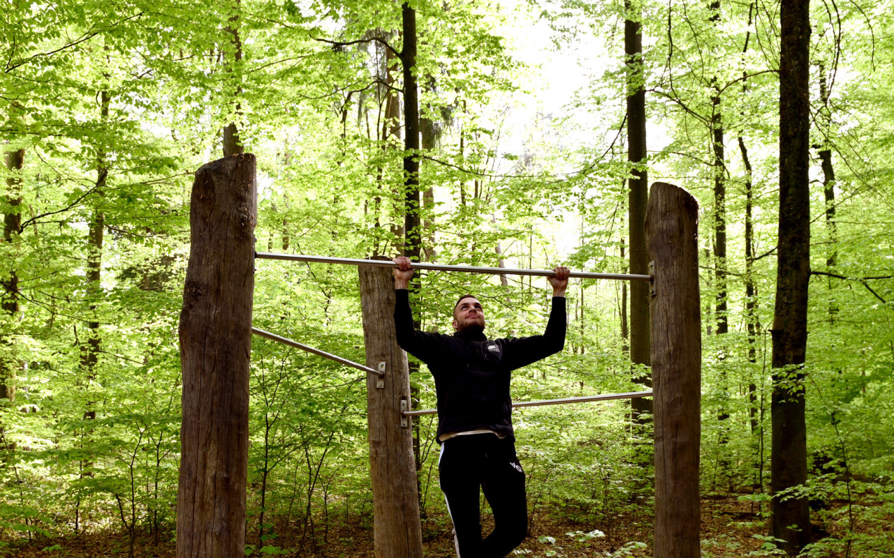 Stavba snů, workoutové hřiště v lese ve středu ČR