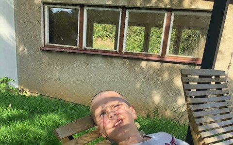 Auto a terapie pro psychicky nemocného syna a dceru s benigním tumorem