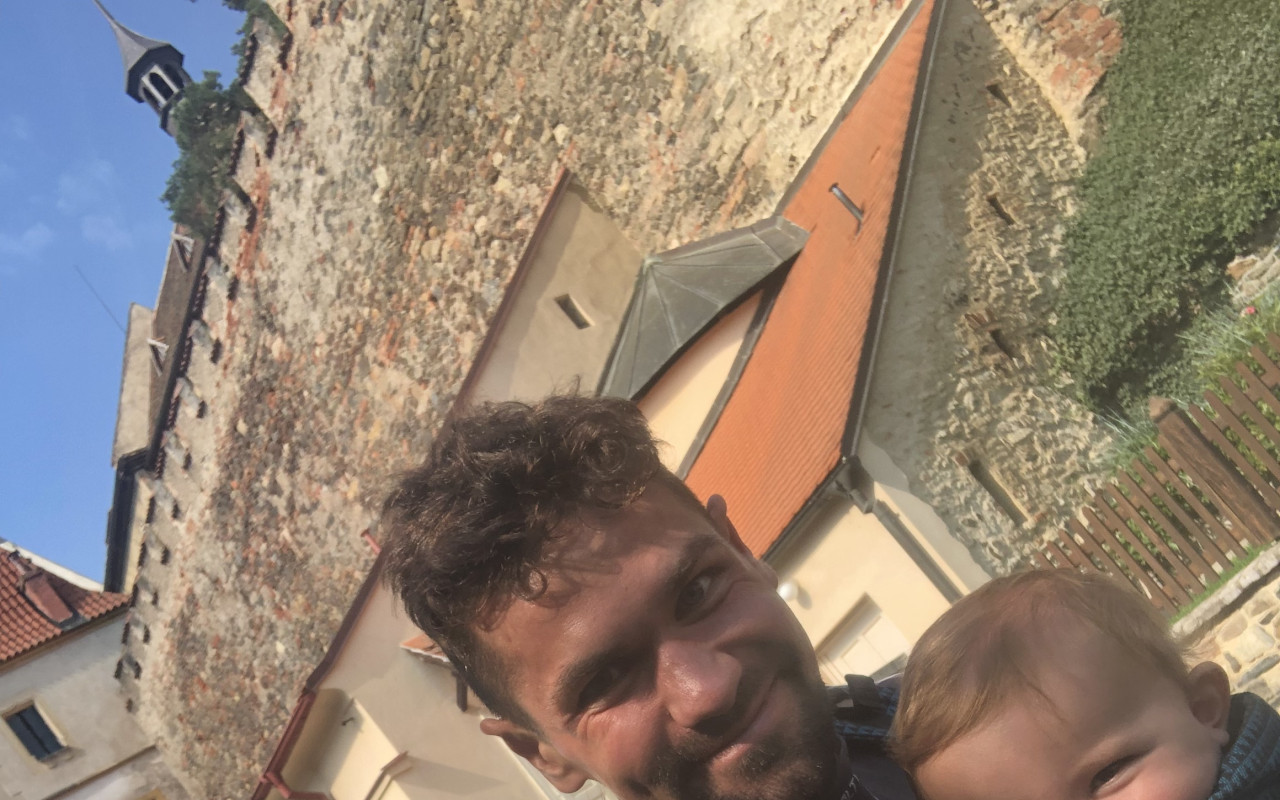 Přispěli jste na koupi auta pro předčasně narozená dvojčátka a jejich malého brášku