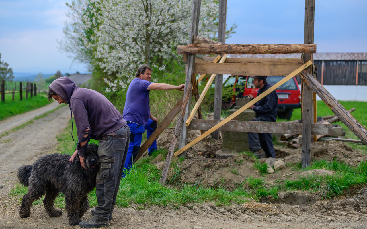 Složili jste se na opravu kamenného kříže v Českých Doubravicích