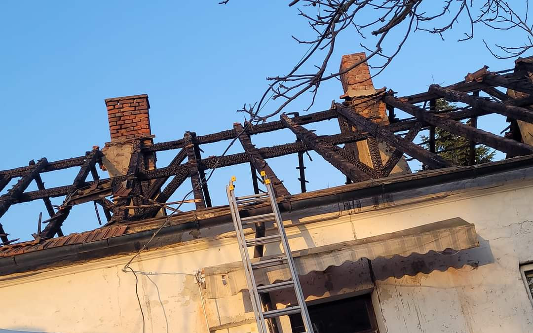 Pomoc po požáru střechy rodinného domu v brněnských Židenicích