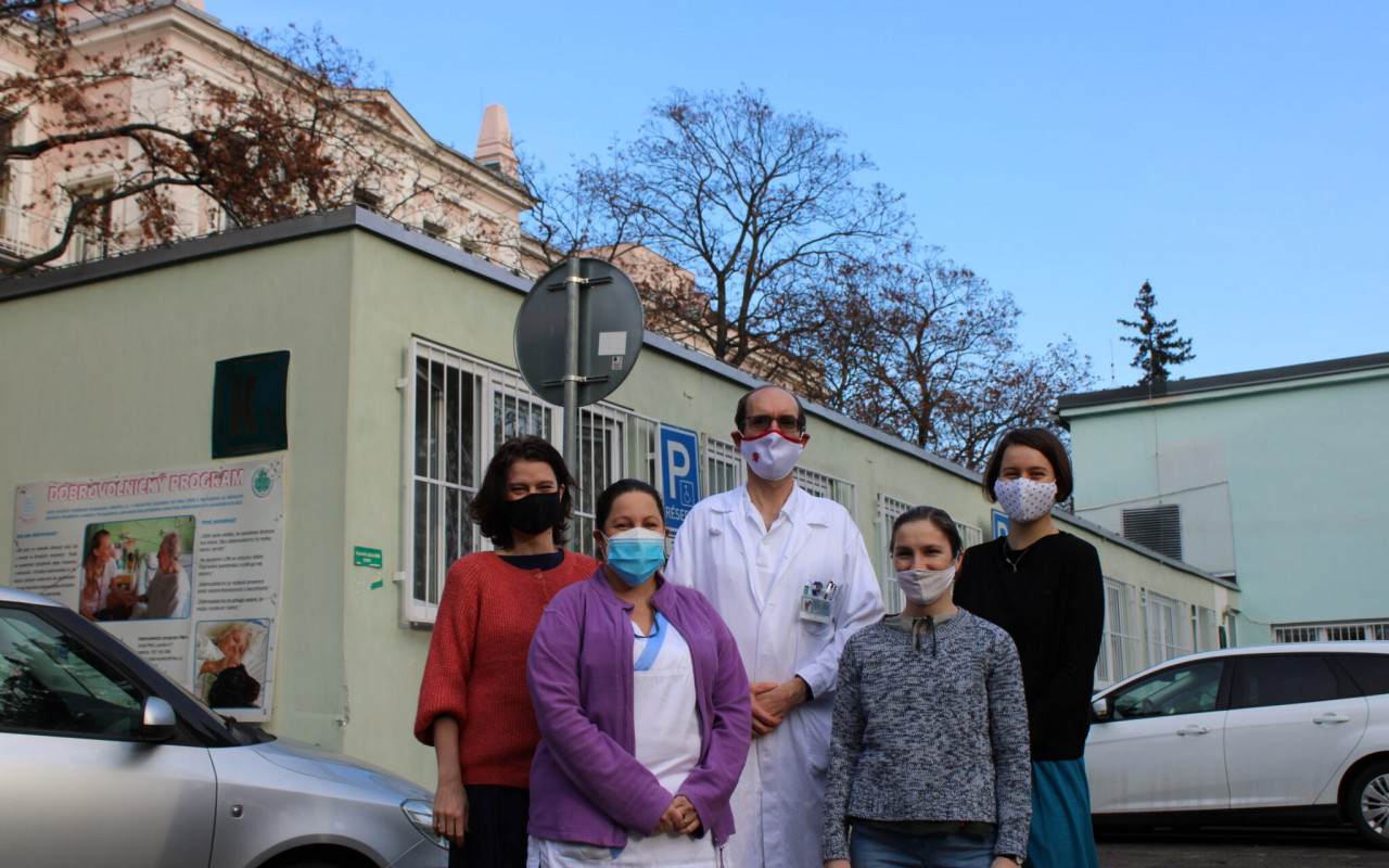 Isara hraje ve prospěch centra pro Alzheimerovu demenci