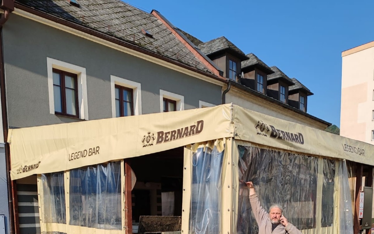 Zatopený Legend Bar na náměstí v Jeseníku potřebuje naší pomoc.