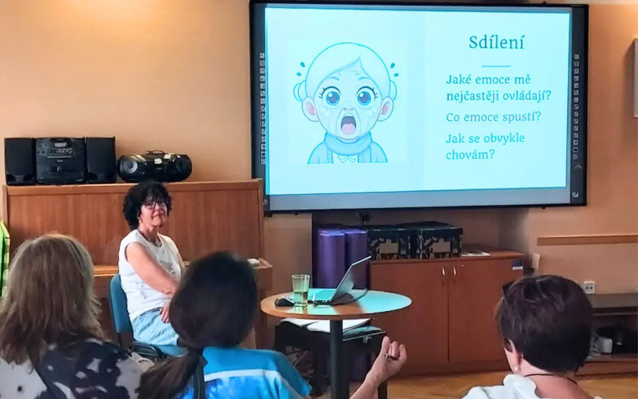 Nikdo nemusí stárnout sám. Darujte seniorům blízkost.