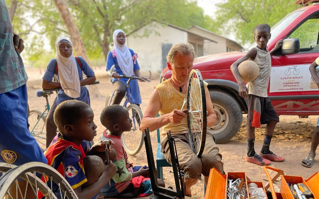 Viki veze kola do Afriky