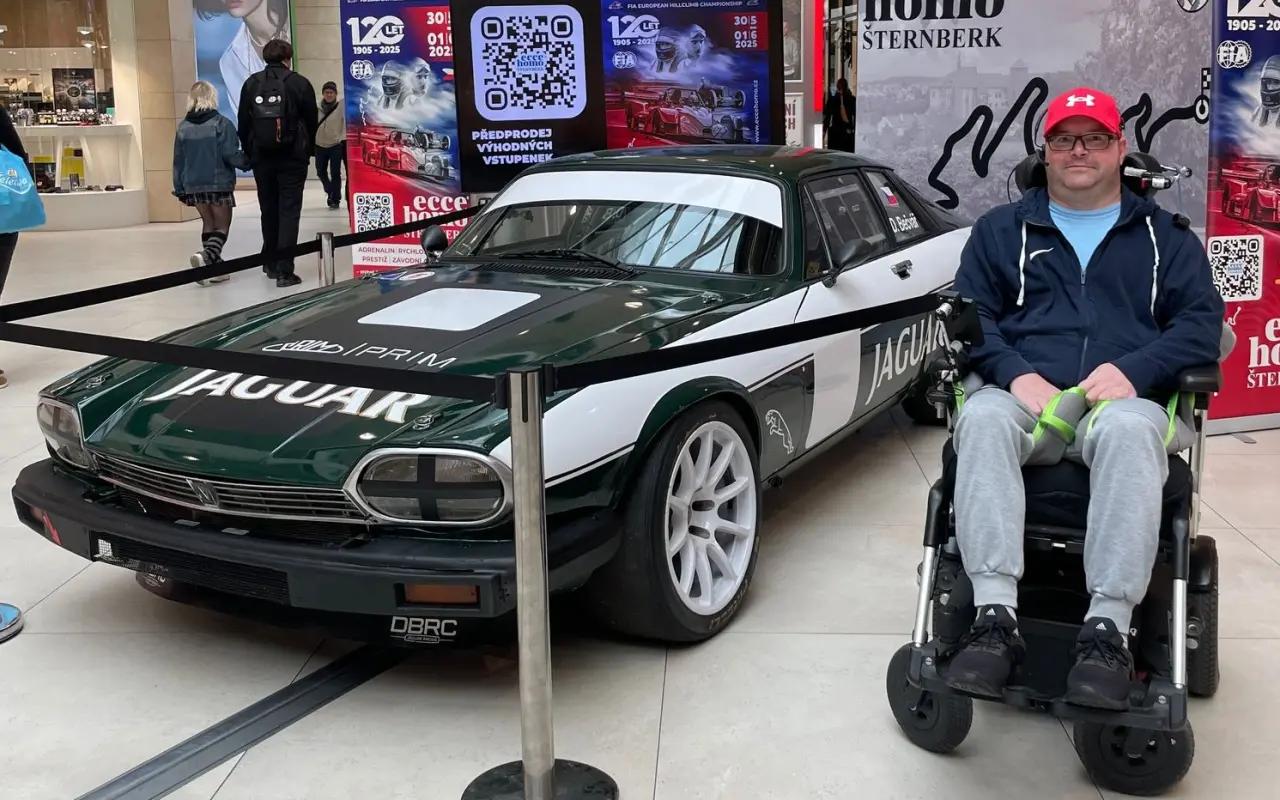 Pomohli jste Martinovi s pořízením speciálně upraveného automobilu