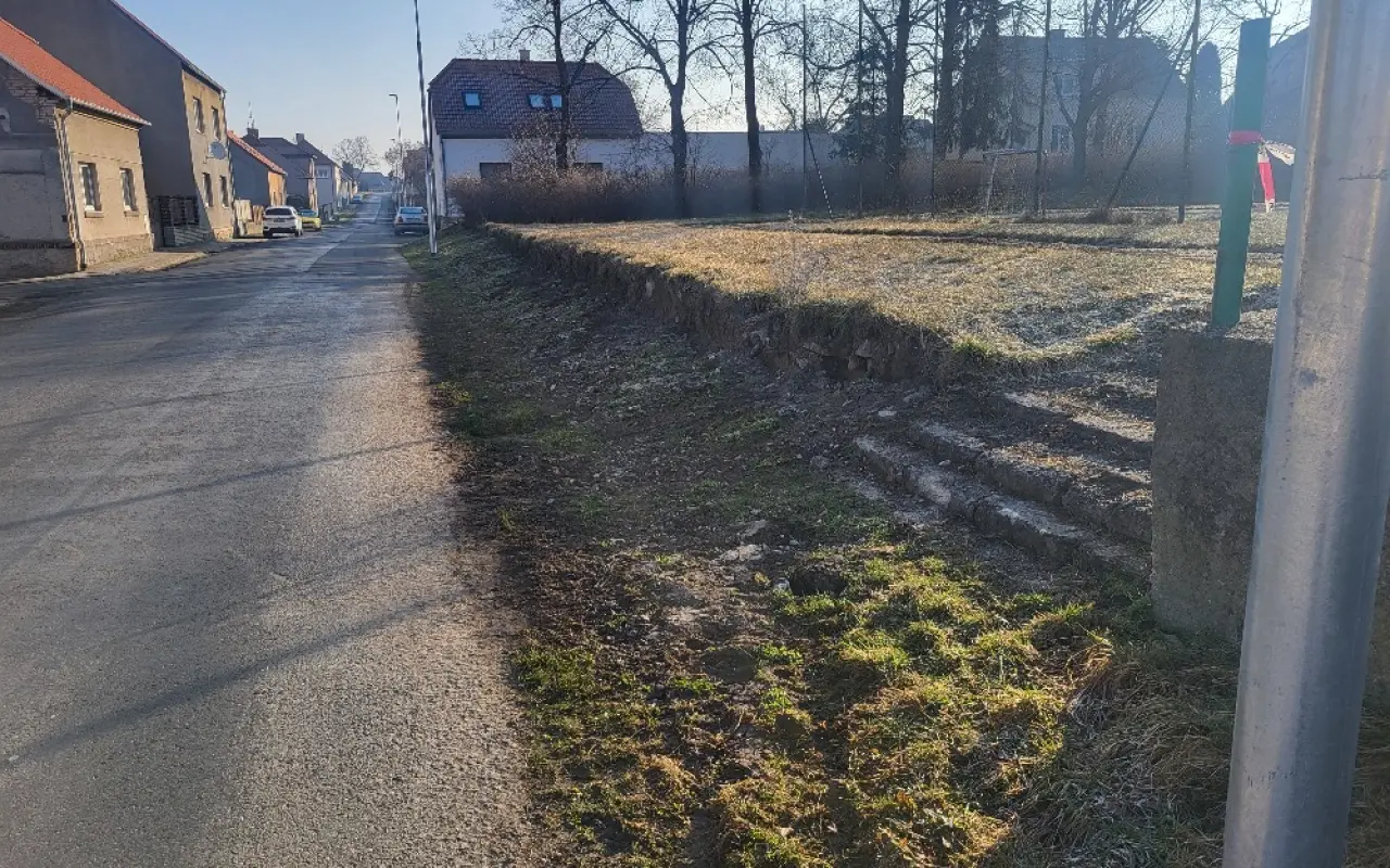 Pomozte nám zachránit sokolské hřiště v Chlumčanech