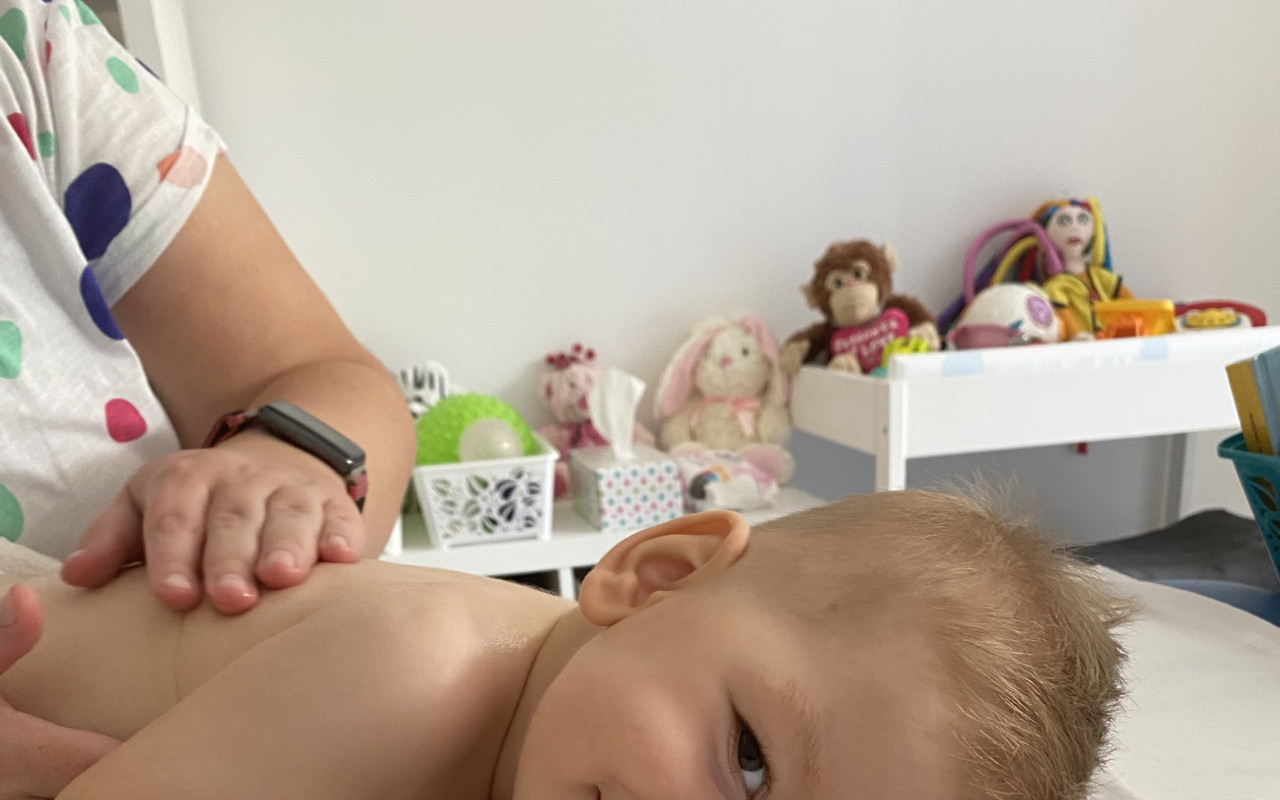 Větší auto pro bojovníka Domču, aby mohl cestovat i s pomůckami