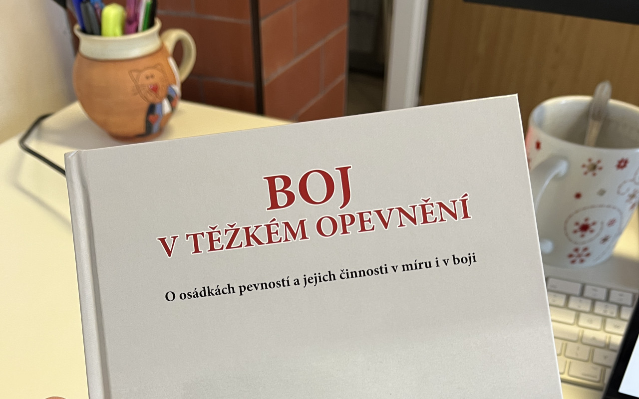 Kniha "Boj v těžkém opevnění" o osádkách a jejich činnosti v míru i v boji