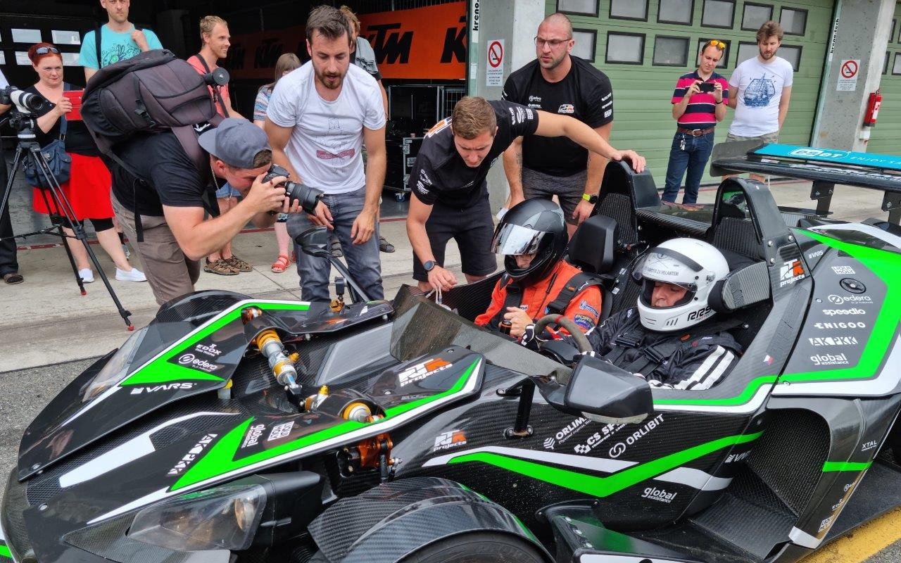 Pomozme spolku Nevidomí za volantem získat pohyblivý závodní simulátor