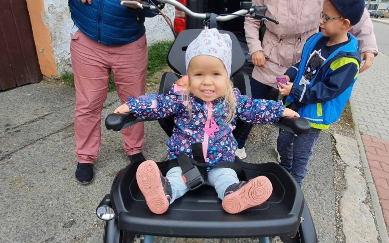 Přispějme Rozince na kolo, aby mohla s bráškou a maminkou na projížďky