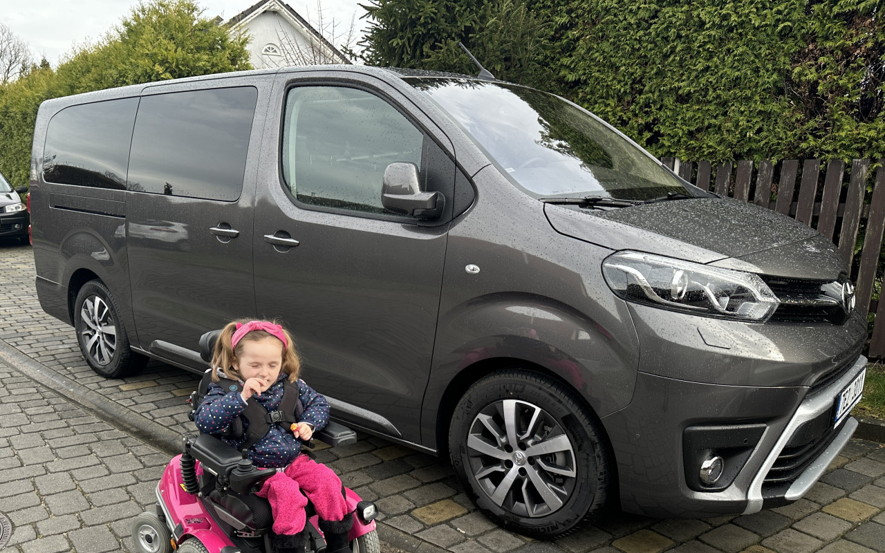 Pomohli jste přispět na větší auto přizpůsobené pro Sofinku a její pomůcky