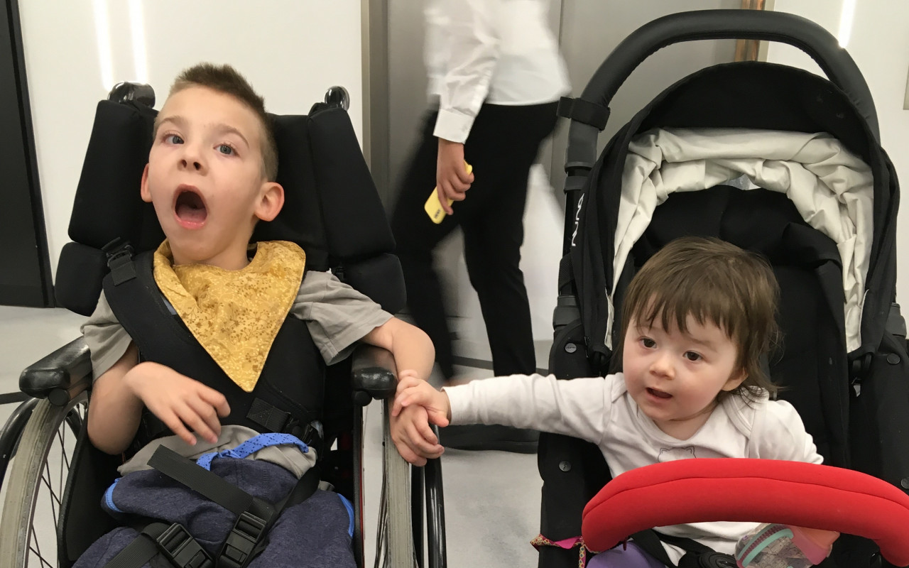 Daniel má mozkovou obrnu a potřebuje rehabilitační přístroj