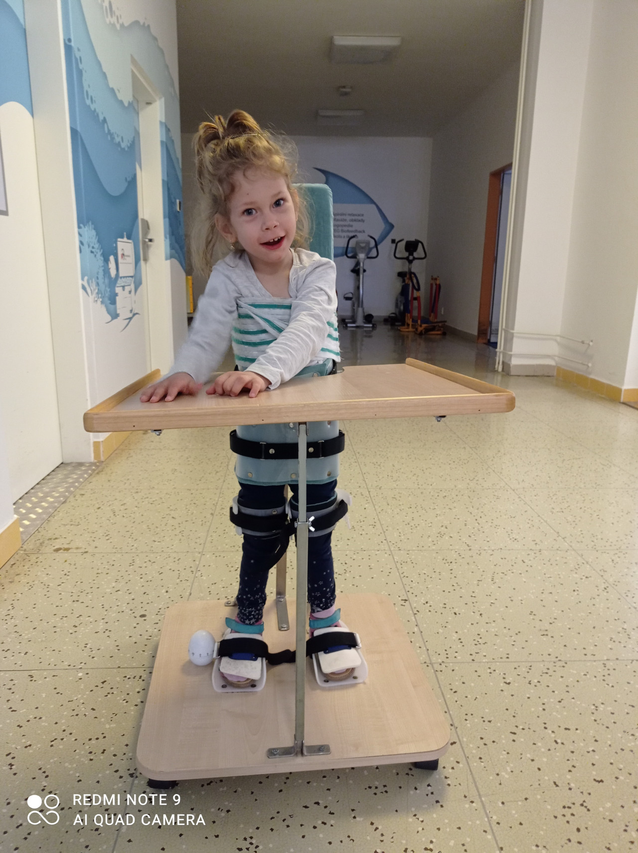 Pomohli jste vybrat peníze na rehabilitační tříkolku pro Marušku, aby posílila nožičky.