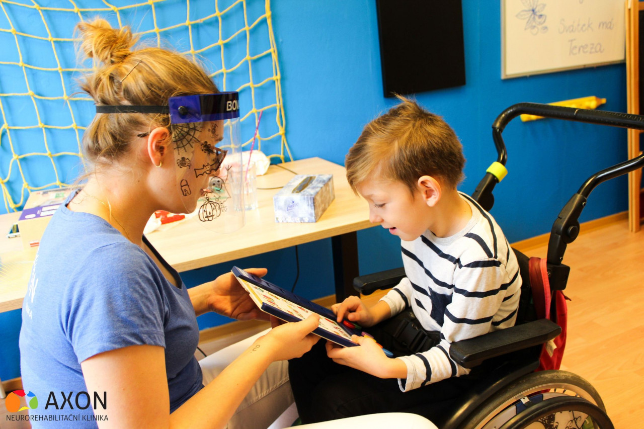 Epileptické záchvaty i bezvědomí, Davídkovi pomůžou intenzivní neurorehabilitace