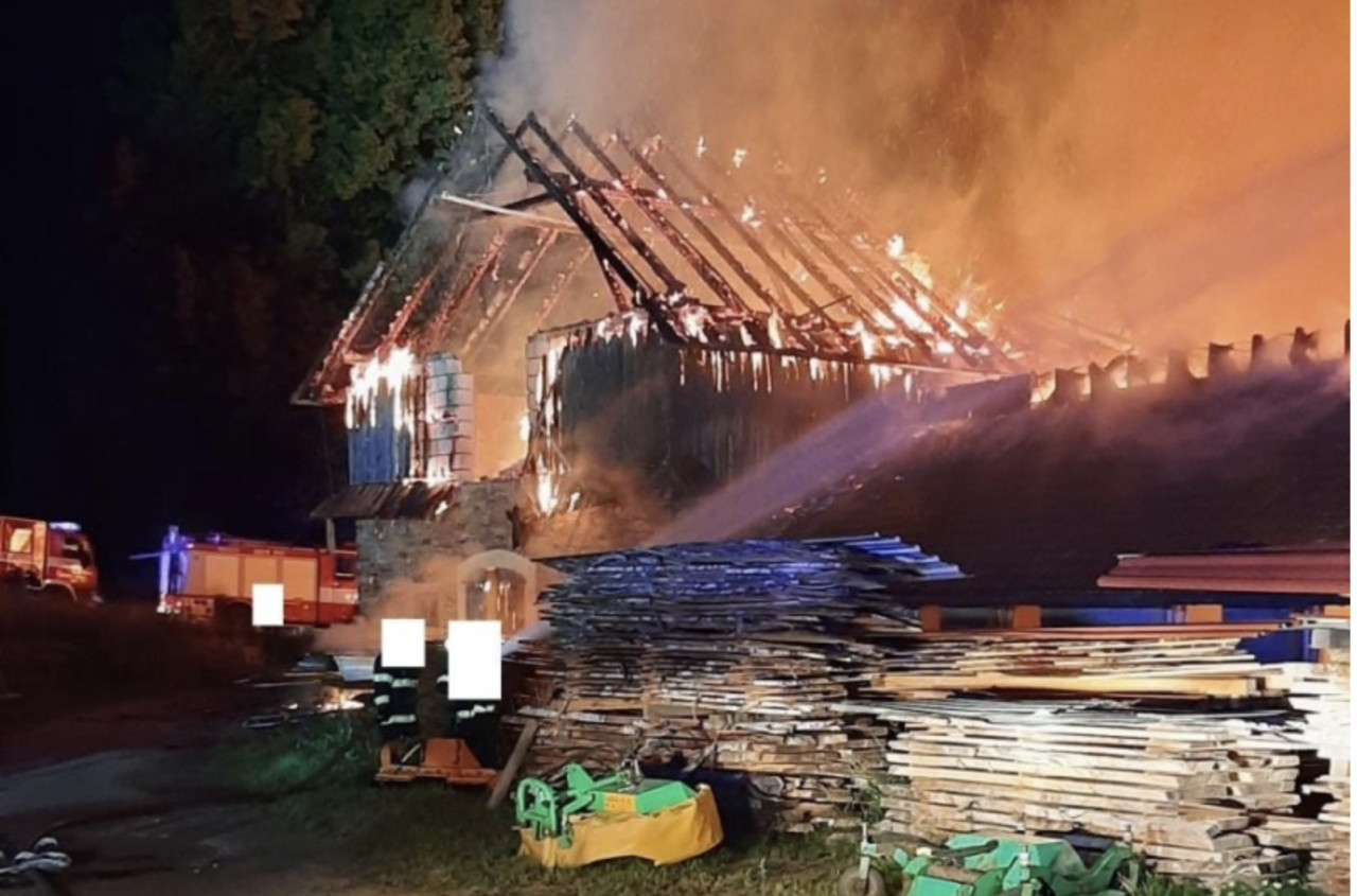 Střechy stáje po požáru