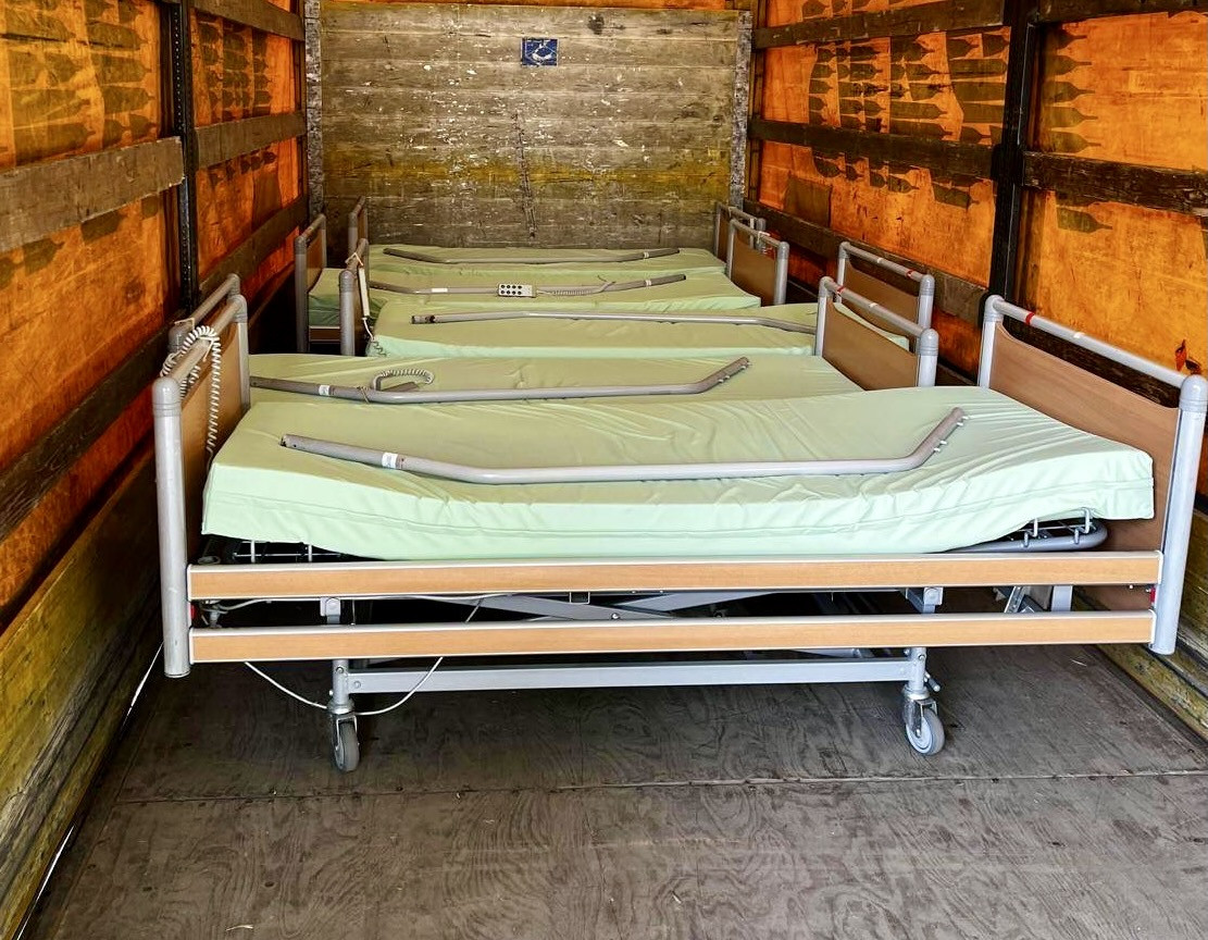 Transport nemocničních postelí na Ukrajinu
