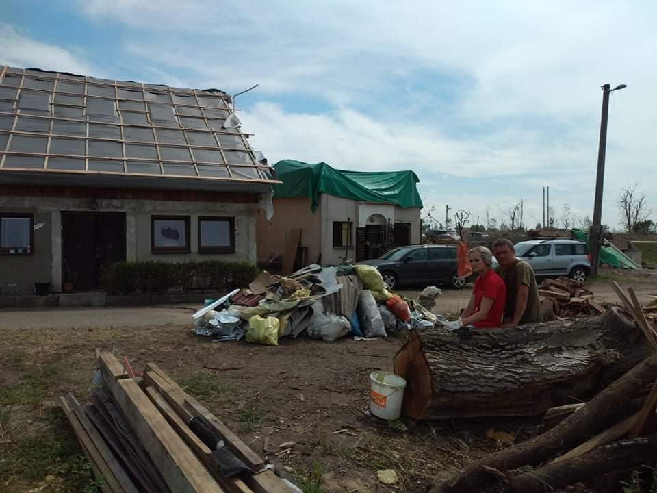 Pomohli jste Radkovi a Marušce Louckým, kterým tornádo zničilo chaloupku