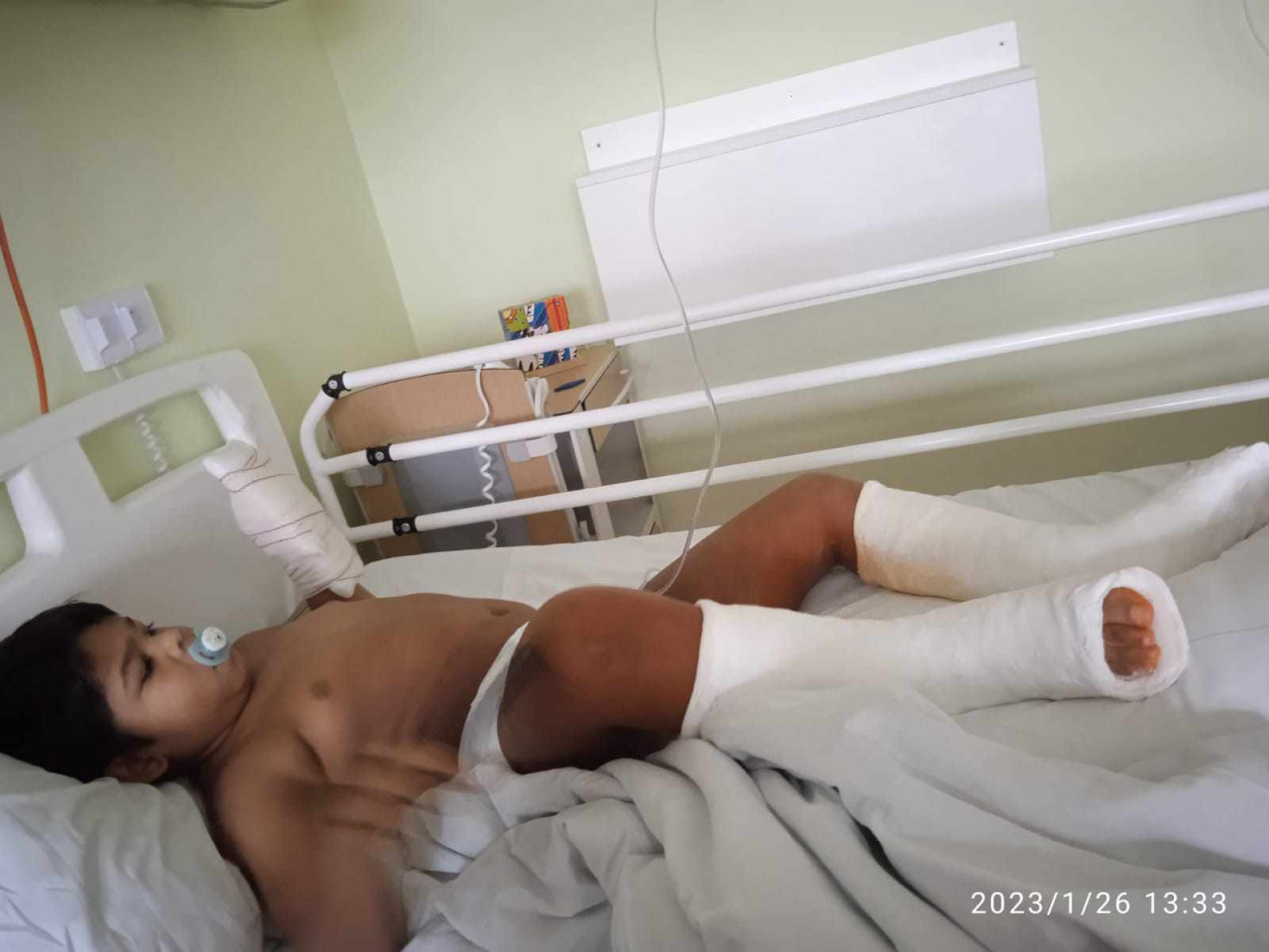 Pomozte Jasonovi chodit pomocí delfinoterapie a neurorehabilitace