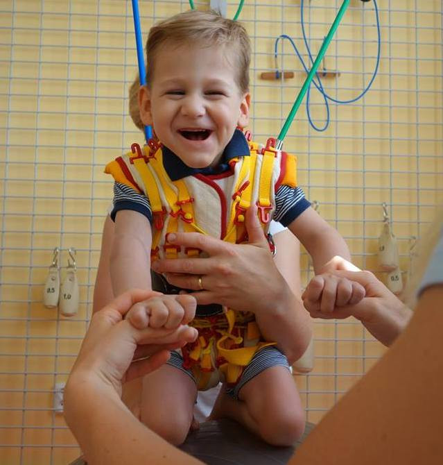 Aby si Adámek mohl hrát se svou sestřičkou