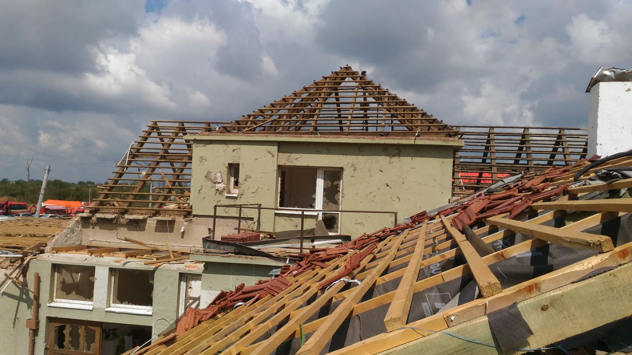 Sbírka pro Čapkovi na opravu domu zničeného tornádem