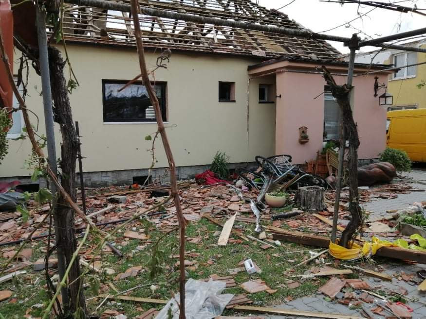 Pomohli jste Bílským po tornádu - dvě generace bez střechy nad hlavou