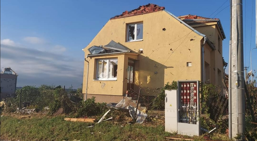 Pomoc samoživitelce Monice a jejímu synovi, kterým tornádo zničilo dům