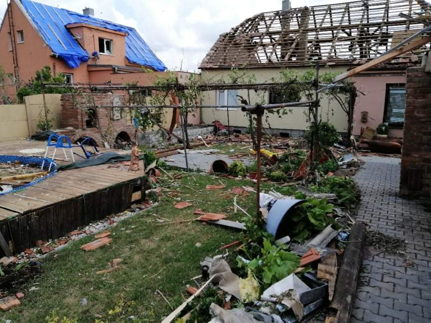 Pomohli jste Bílským po tornádu - dvě generace bez střechy nad hlavou