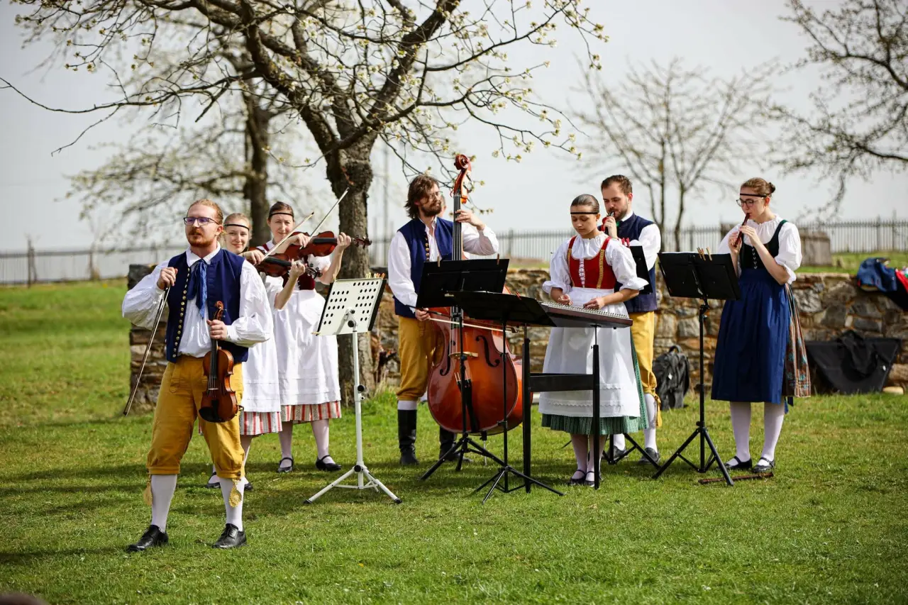 Podpořte vznik alba Folklorního souboru Šáteček