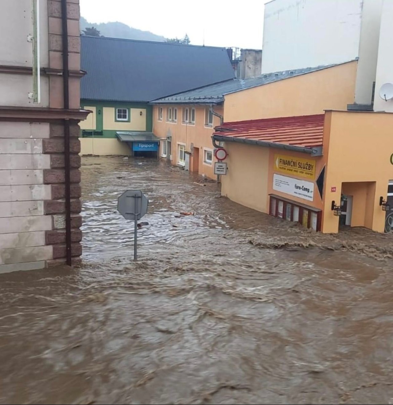 Pomoc při obnově kadeřnictví v Jeseníku po povodni