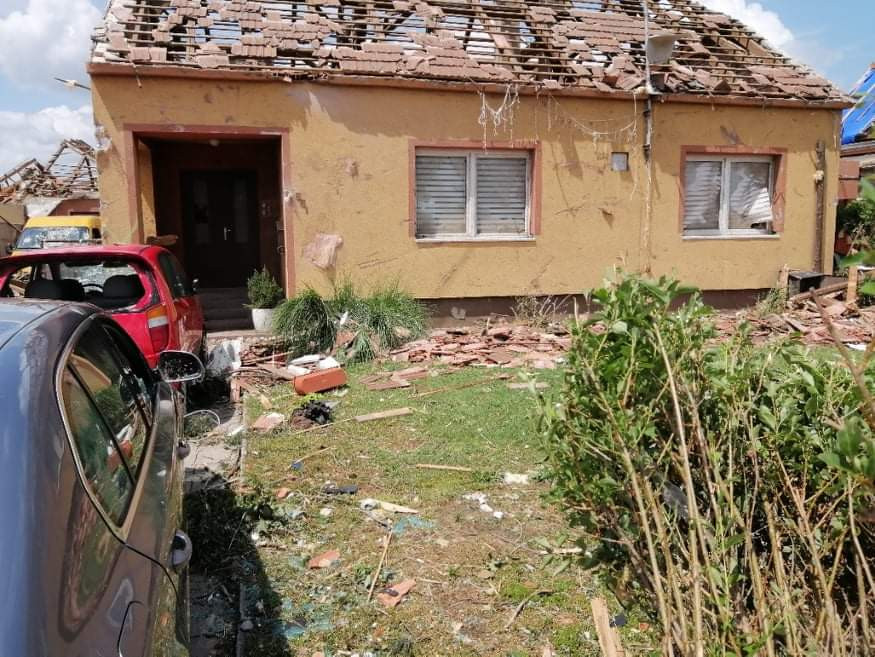 Pomohli jste Bílským po tornádu - dvě generace bez střechy nad hlavou