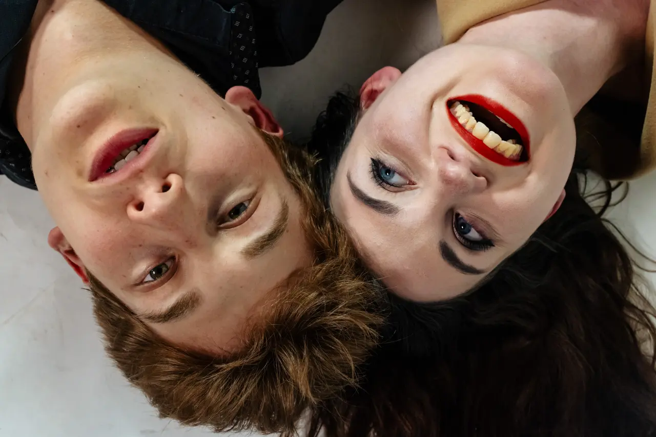 Podpořili jste vznik studentské inscenace „Vzhůru nohama“