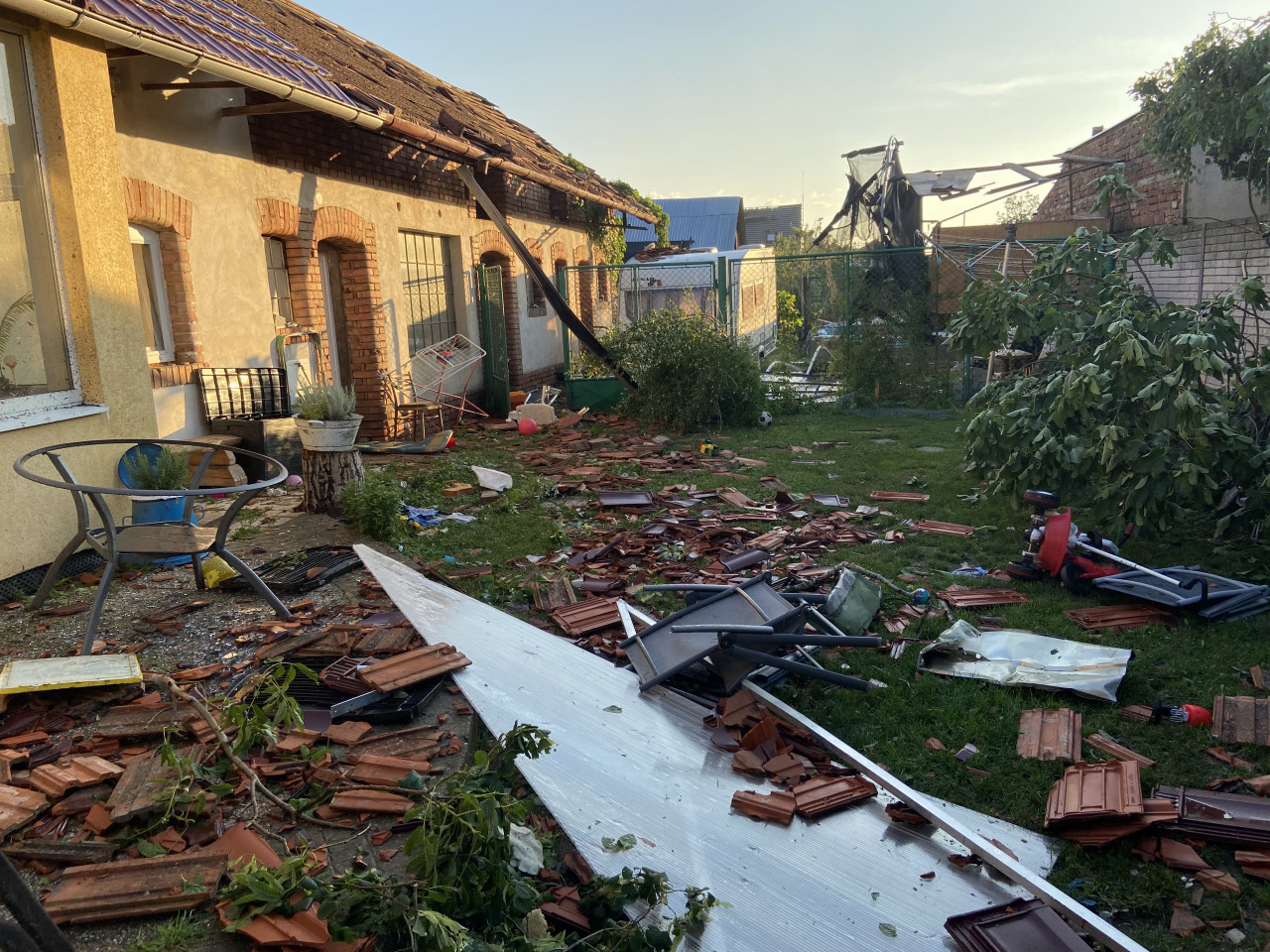 Pomoc rodinám Čapkových a Barbořákových z Hrušek, tornádo zničilo střechy a auto