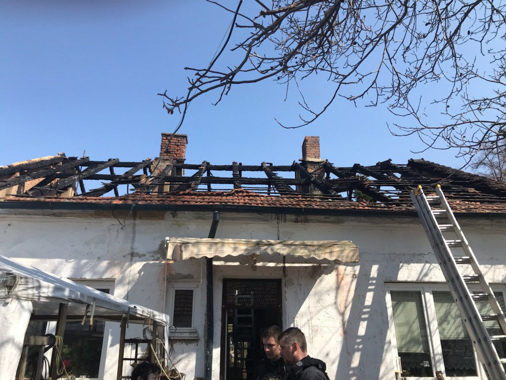 Pomoc po požáru střechy rodinného domu v brněnských Židenicích