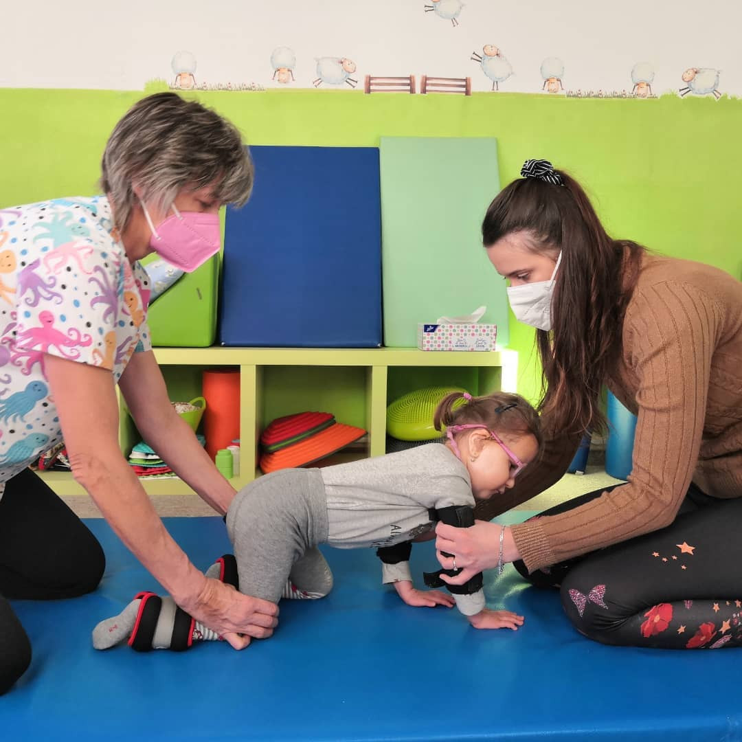 Přispěli jste na rehabilitace pro Amálku, Viktorku a Žofinku