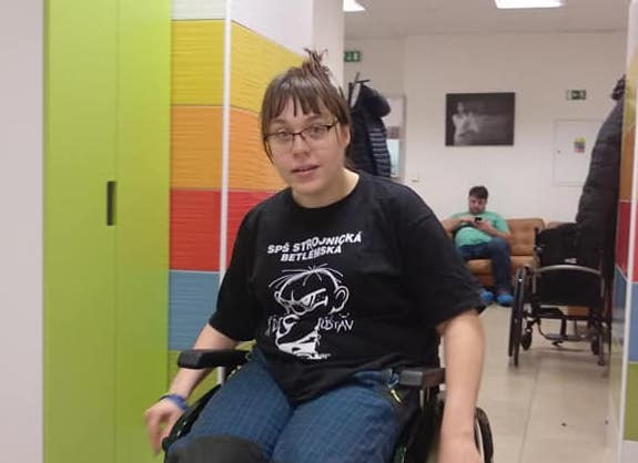 Přispěli jste Karolíně na elektrický vozík