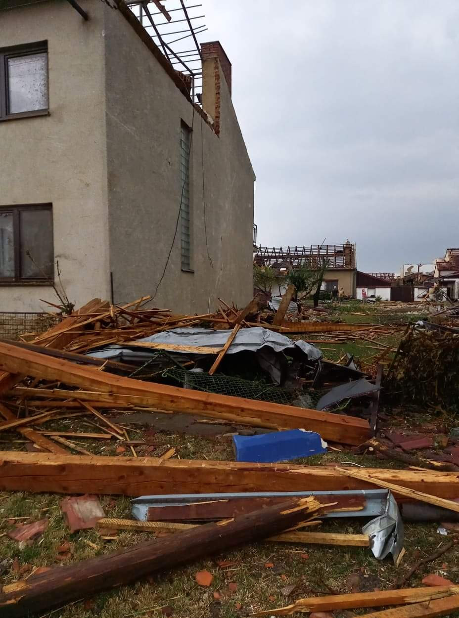 Pomozte opravit dům po ničivém tornádu manželům Peterkovým z Moravské Nové Vsi