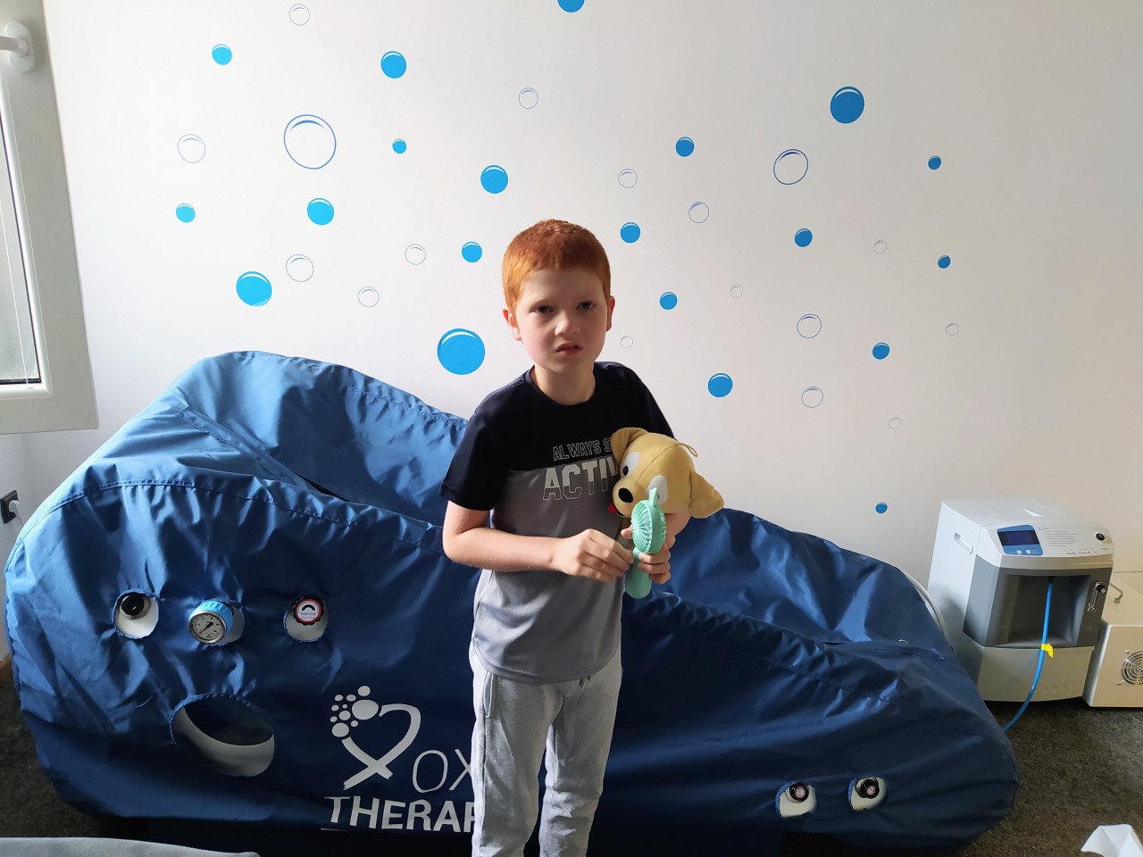 Oxygenoterapie v hyperbarické komoře pro Adámka