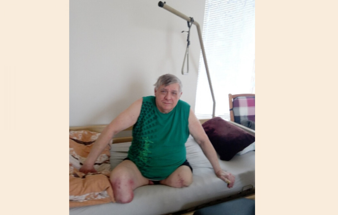 Pan Zoula je po amputaci končetin a rozbil se mu vozík