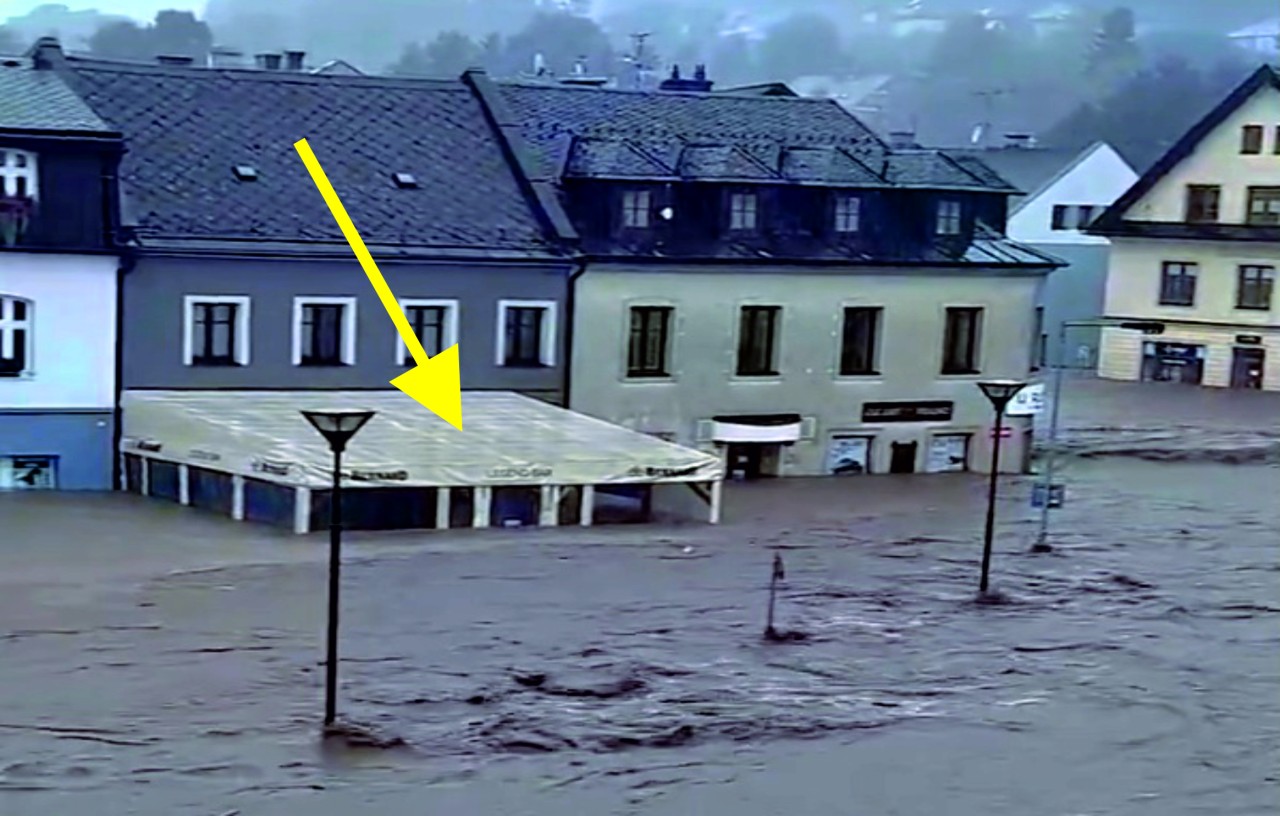 Zatopený Legend Bar na náměstí v Jeseníku potřebuje naší pomoc.