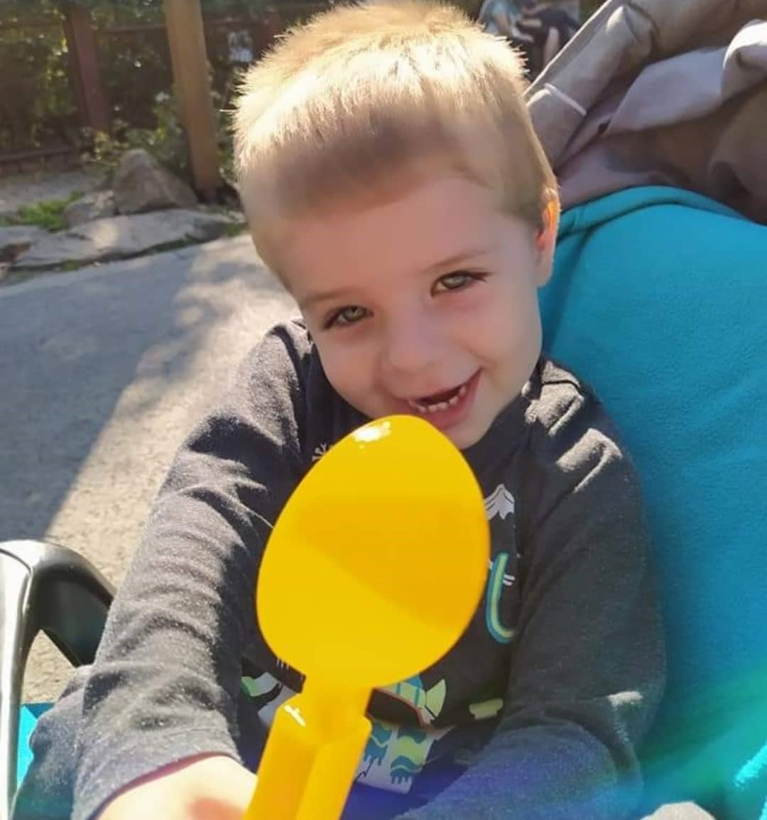 Přispěli jste na kočárek a protihlukové žaluzie pro Maxíka s autismem a mentální retardací