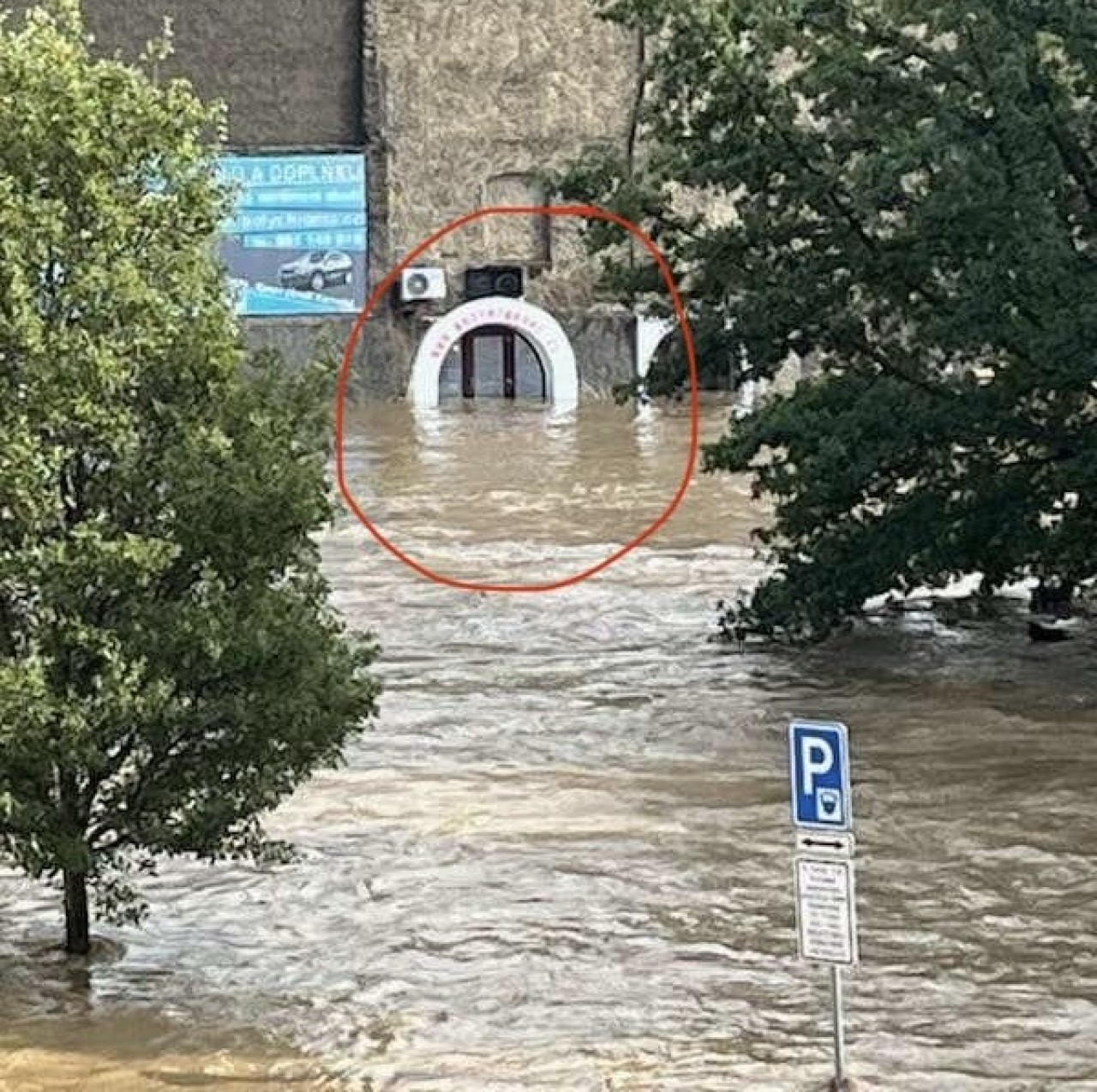 Rok a půl budoval novou pizzerii. Den před otevřením mu ji zničila povodeň.