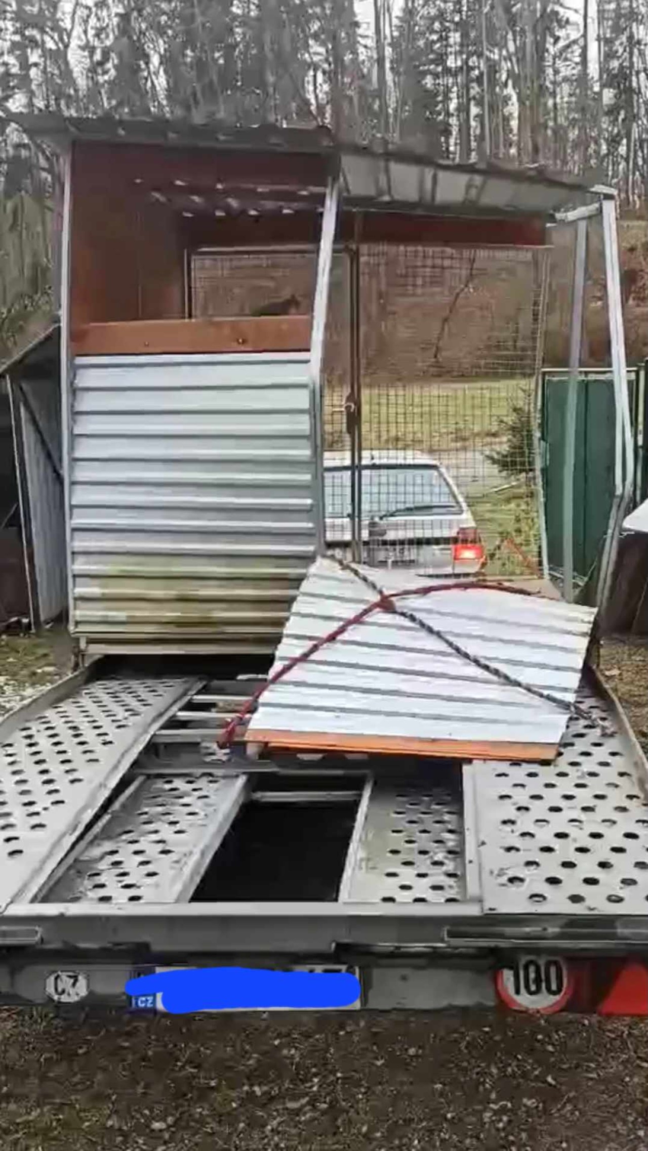 Pomohli jste přispět na opravu poničeného areálu psího útulku