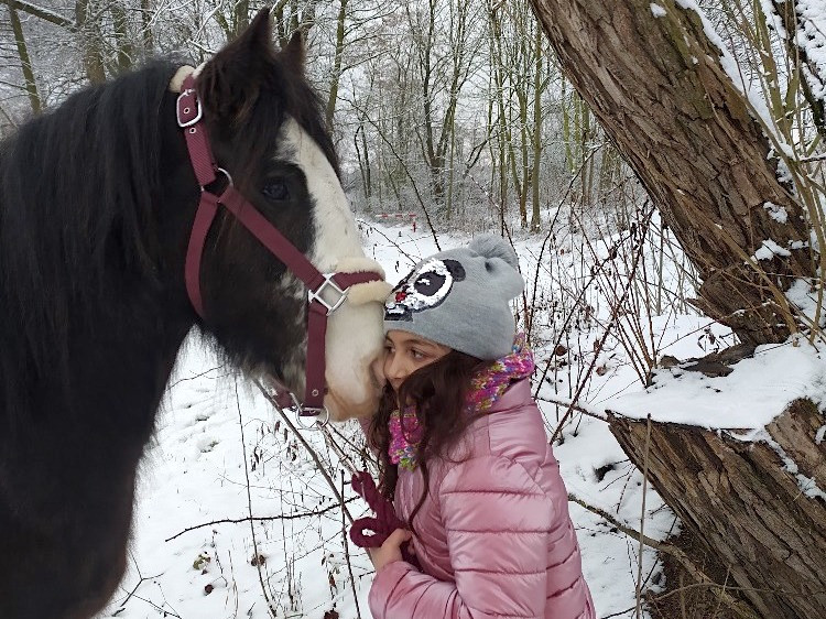 Složme se Viktorce na koníka, který ji posouvá vpřed