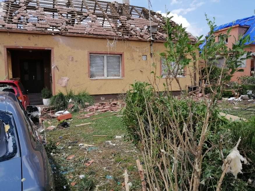 Pomohli jste Bílským po tornádu - dvě generace bez střechy nad hlavou