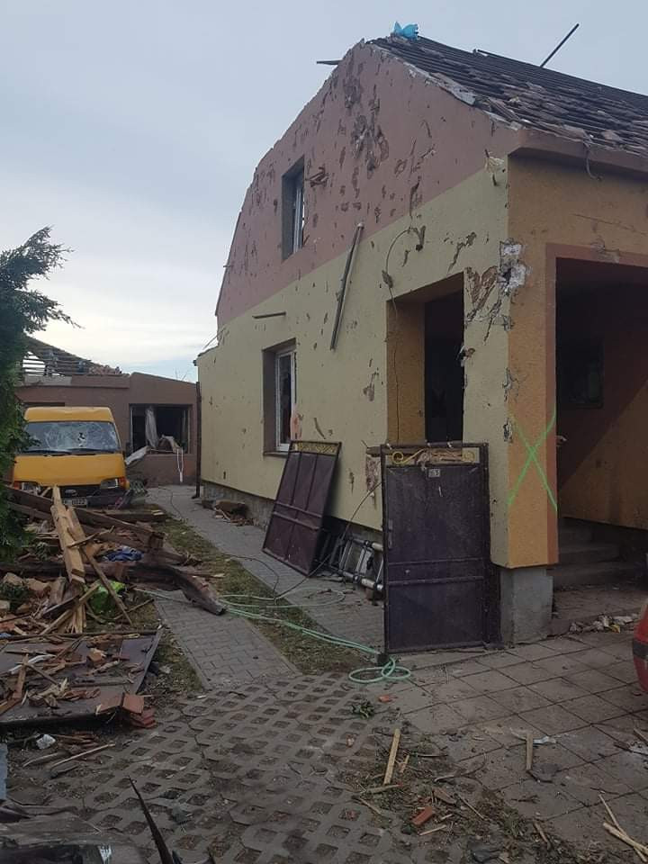 Pomohli jste Bílským po tornádu - dvě generace bez střechy nad hlavou