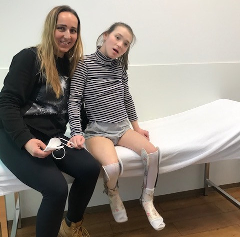 Přispěli jste Adriance na speciální ortézy, aby dokázala sama chodit