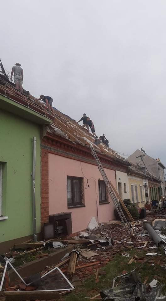Pomoc pro pana Alexandera Helešice a jeho rodiče, které zasáhlo tornádo
