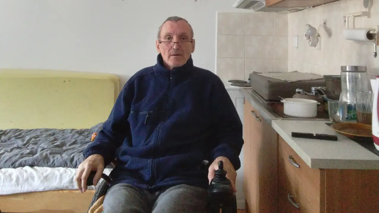 Plicní ventilace a elektrická polohovací postel pro Milana